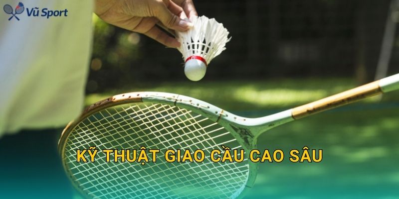 Kỹ Thuật Giao Cầu Cao Sâu: Cách Phát Cầu Bay Cao Rơi Sát Cuối Sân